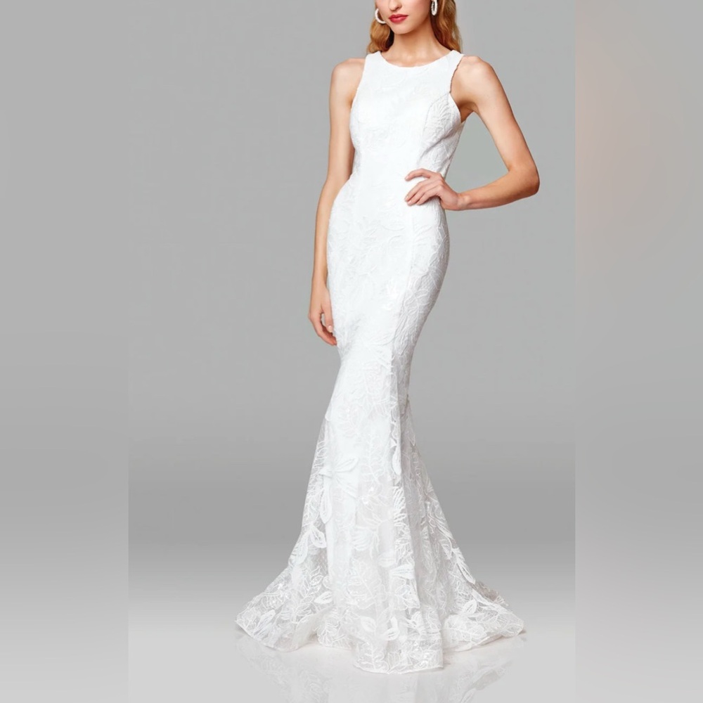 Elegant White Sleeveless Gown - Picture 1 of 12